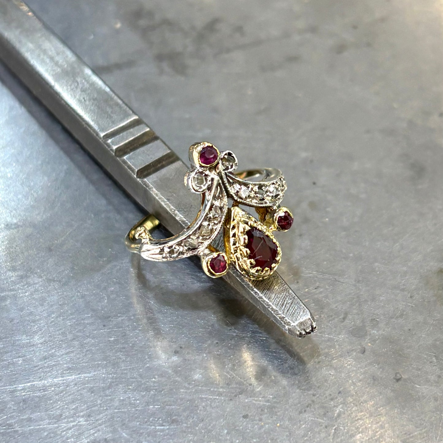 Bague Princesse Vintage - Or Jaune 750 Rubis & Diamants