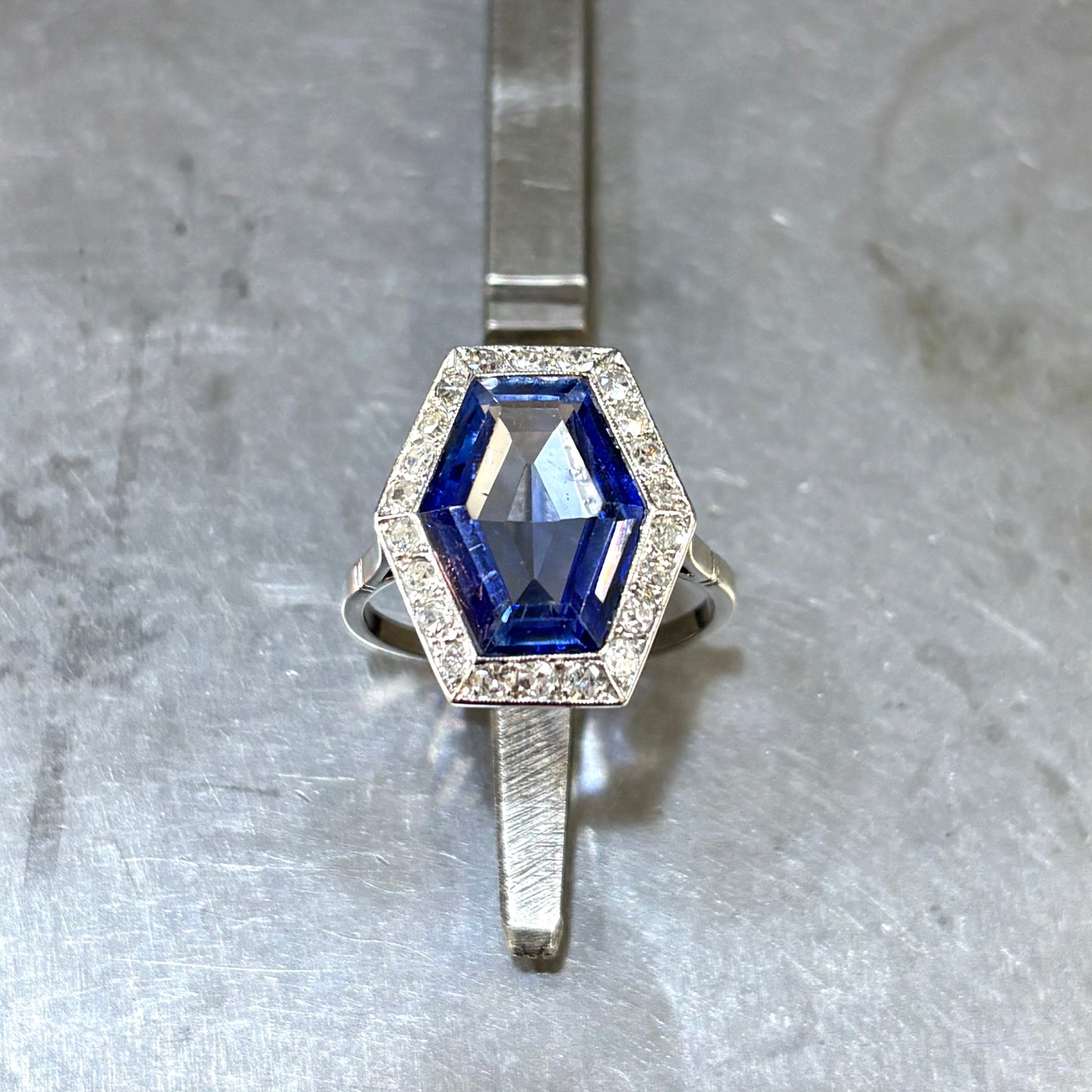 Bague Vintage Art Déco - Platine 950 Diamants & Saphir de Verneuil