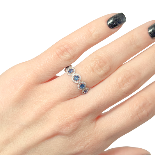 Bague Demi-Alliance Halo - Or Blanc 750 Saphirs & Diamants