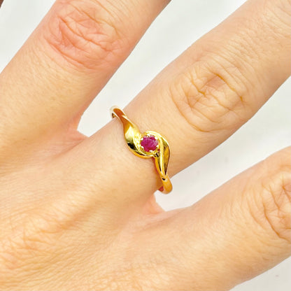 Fiore Ring - 750 Yellow Gold &amp; Ruby