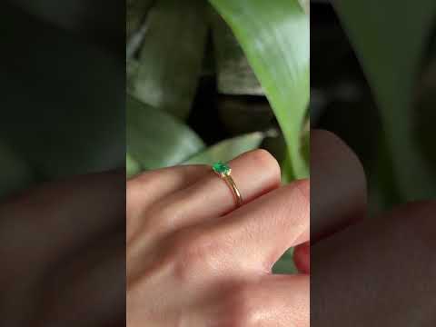 Solitaire Ring - 750 Yellow Gold &amp; Emerald