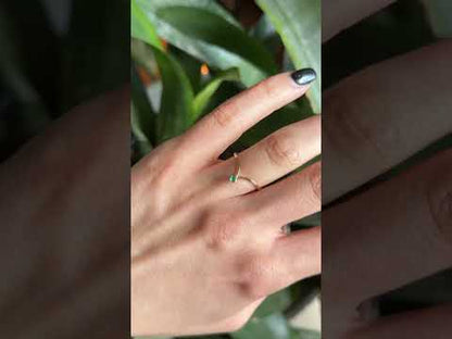 V Ring - 750 Yellow Gold &amp; Emerald