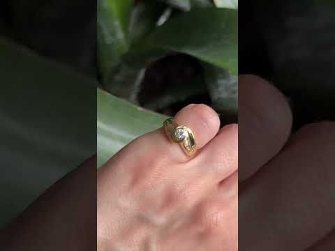 Twirl Ring - 750 Yellow Gold & Diamond