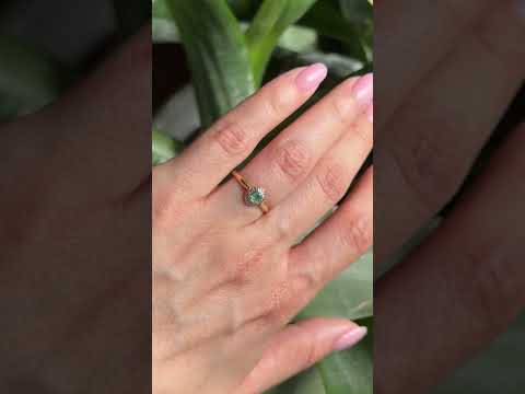 Solitaire Ring - 750 Yellow Gold &amp; Emerald